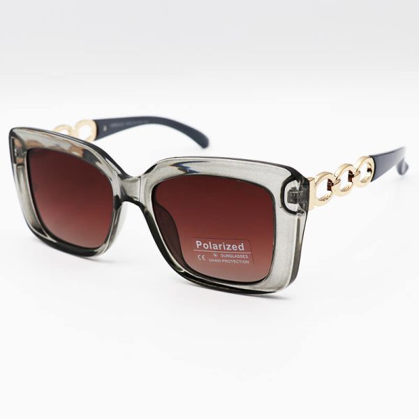 عکس از عینک آفتابی زنانه versace با فریم خاکستری، دسته زنجیری و لنز پلاریزه و قهوه ای مدل 3322