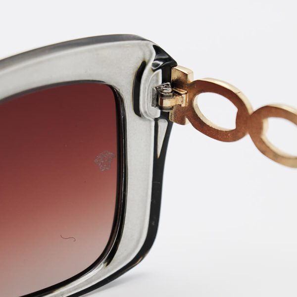 عکس از عینک آفتابی زنانه versace با فریم خاکستری، دسته زنجیری و لنز پلاریزه و قهوه ای مدل 3322