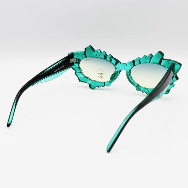 عکس از عینک آفتابی فانتزی با فریم طرح یخی، سبز رنگ و عدسی دو رنگ chanel مدل 9566