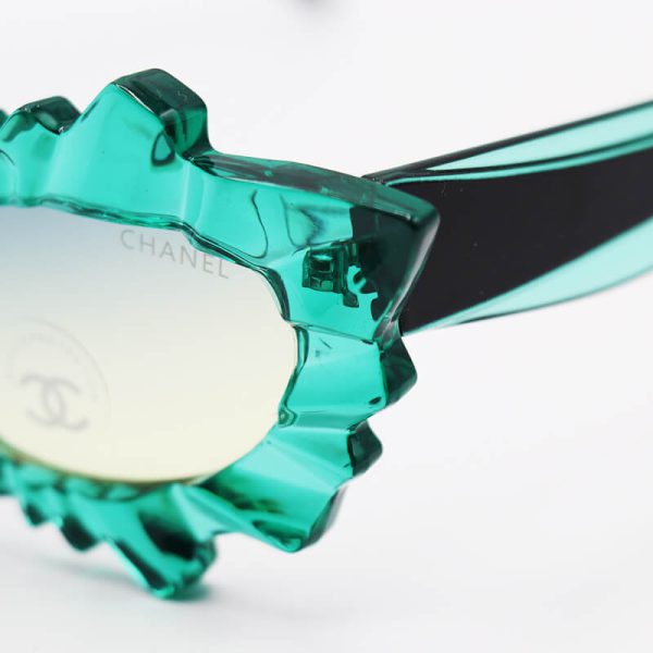 عکس از عینک آفتابی فانتزی با فریم طرح یخی، سبز رنگ و عدسی دو رنگ chanel مدل 9566