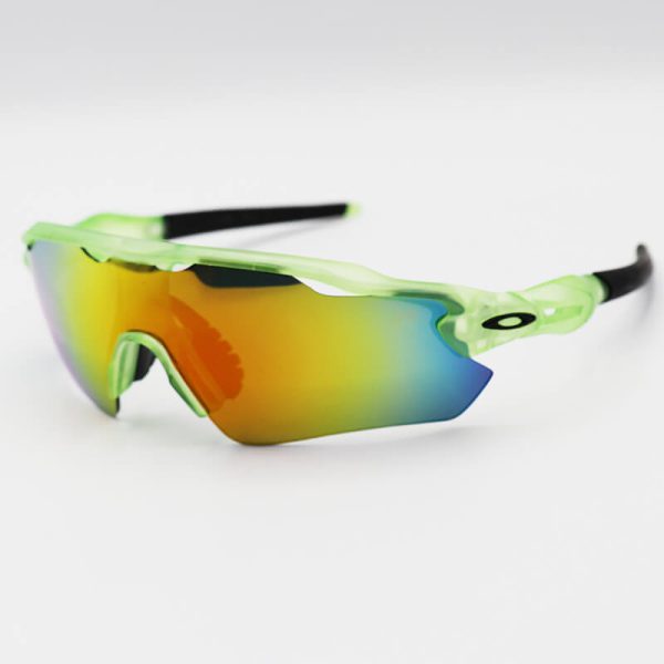 عکس از عینک آفتابی ورزشی اوکلی oakley نیم فریم و سبز و لنز آینه ای چند رنگ مدل kl9208