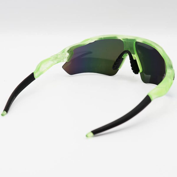 عکس از عینک آفتابی ورزشی اوکلی oakley نیم فریم و سبز و لنز آینه ای چند رنگ مدل kl9208
