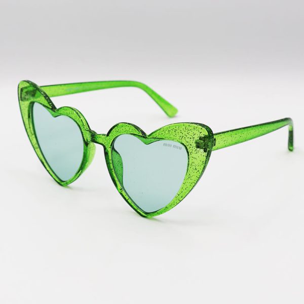 عکس از عینک شب زنانه فانتزی با فریم قلبی شکل، سبز رنگ، شاین دار و لنز سبز miu miu مدل akl06