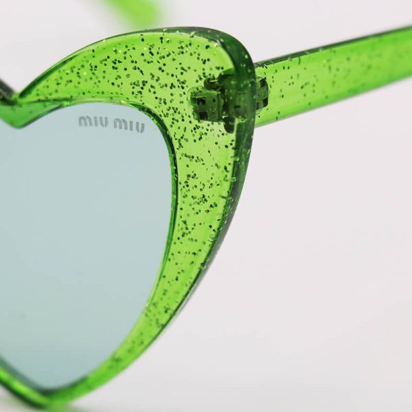 عکس از عینک شب زنانه فانتزی با فریم قلبی شکل، سبز رنگ، شاین دار و لنز سبز miu miu مدل akl06