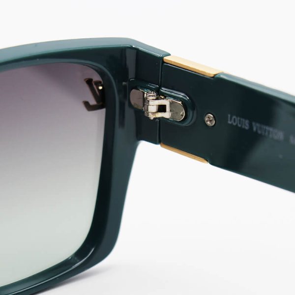 عکس از عینک آفتابی پلاریزه lv با فریم سبز رنگ، مستطیلی شکل و لنز سبز هایلایت مدل p22364
