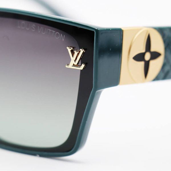 عکس از عینک آفتابی پلاریزه lv با فریم سبز رنگ، مستطیلی شکل و لنز سبز هایلایت مدل p22364