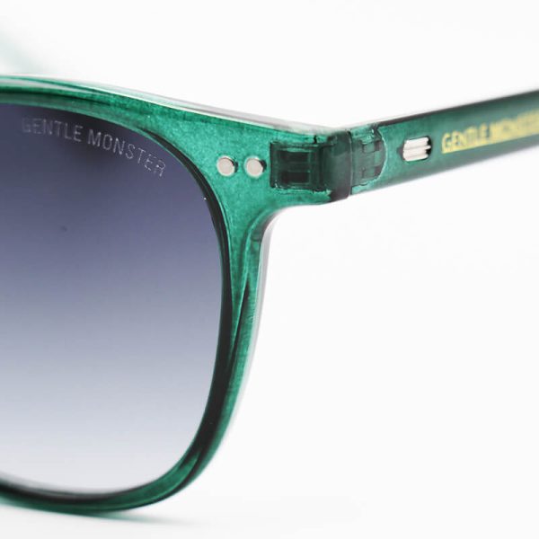 عکس از عینک آفتابی سبز رنگ، مربعی کوچک و عدسی دودی هایلایت gentle monster مدل 1764