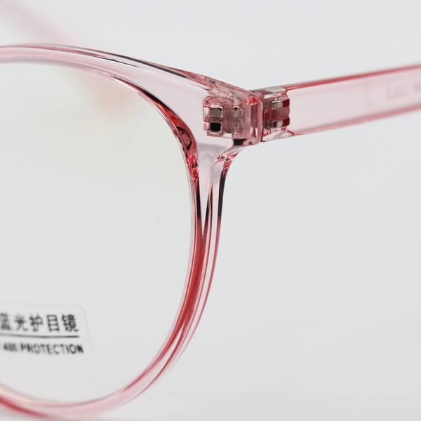 عکس از عینک بلوکات با فریم صورتی رنگ، از جنس کائوچو، شکل گرد و لنز uv400 مدل 28020