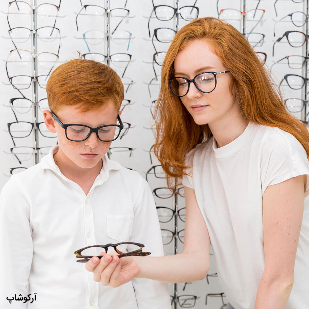 عکس از عینک پروگرسیو: راهنمای کامل برای انتخاب، استفاده و مراقبت عینک دو دید و تدریجی