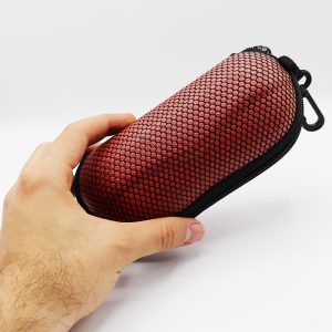عکس از کیف عینک قلاب دار، بیضی شکل، مشکی و قرمز و زیپ دار مدل 992558
