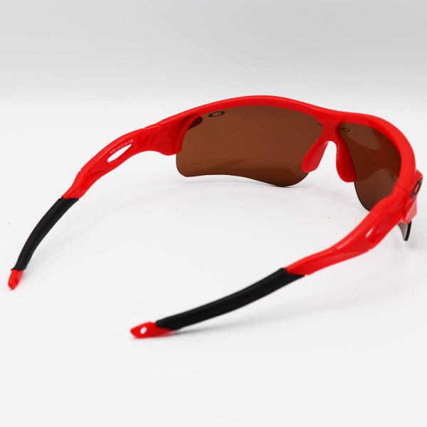 عکس از عینک ورزشی اوکلی oakley نیم فریم و قرمز رنگ با لنز قهوه ای تیره مدل 9052