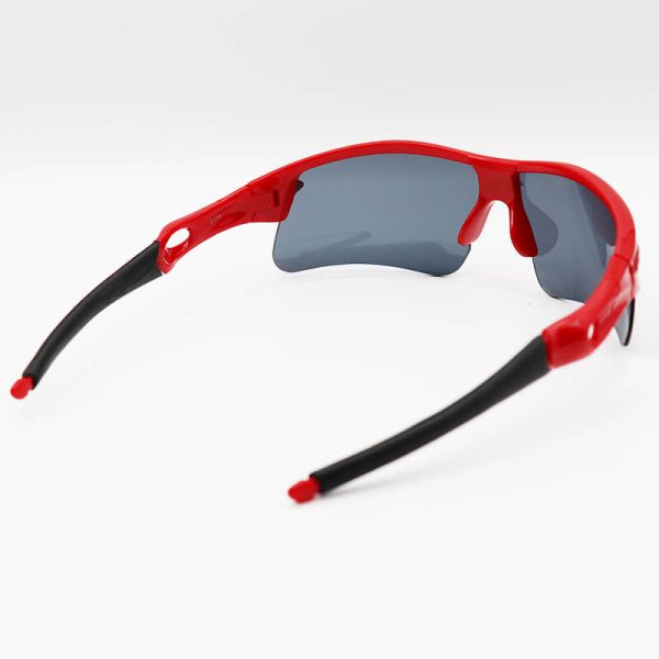 عکس از عینک ورزشی اوکلی oakley نیم فریم و قرمز رنگ با عدسی دودی تیره مدل 9164