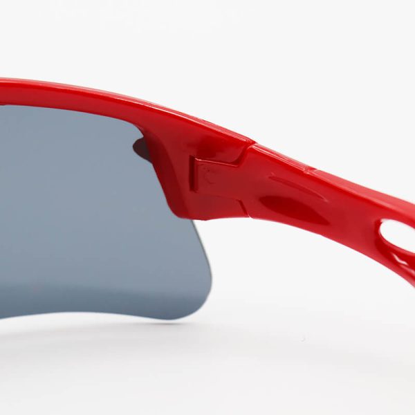 عکس از عینک ورزشی اوکلی oakley نیم فریم و قرمز رنگ با عدسی دودی تیره مدل 9164