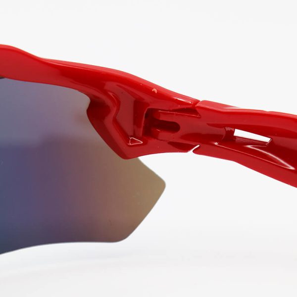 عکس از عینک آفتابی ورزشی اوکلی oakley نیم فریم و قرمز و لنز آینه ای چند رنگ مدل kl9208