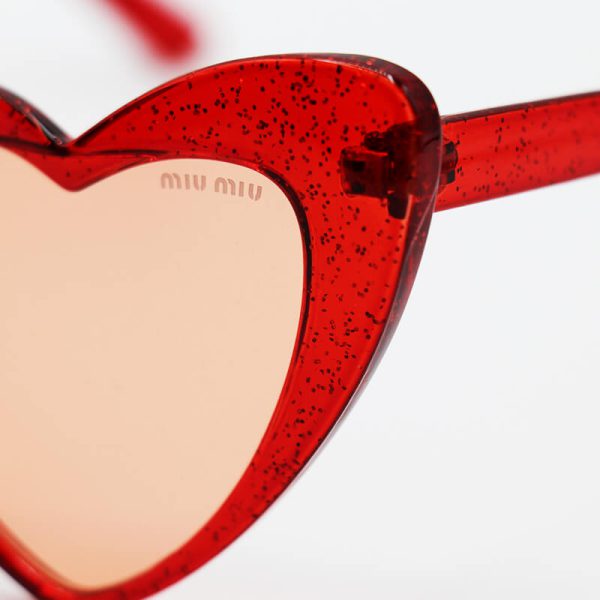 عکس از عینک شب زنانه فانتزی با فریم قلبی شکل، قرمز رنگ، شاین دار و لنز قرمز میو میو مدل akl6