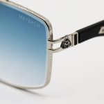 عکس از عینک آفتابی Maybach با فریم نقره ای، خلبانی شکل و عدسی آبی سایه روشن مدل Z46
