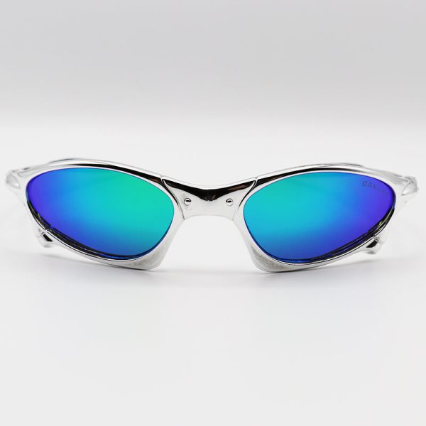 عکس از عینک آفتابی oakley با فریم نقره ای، لنز آینه ای و سبز و آبی رنگ مدل w2236