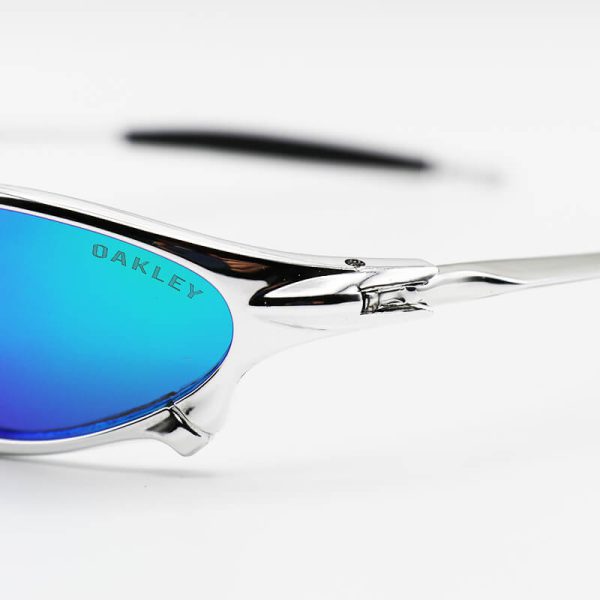 عکس از عینک آفتابی oakley با فریم نقره ای، لنز آینه ای و سبز و آبی رنگ مدل w2236
