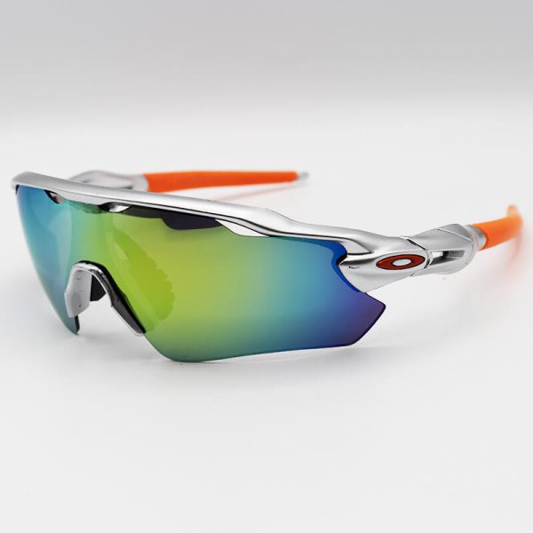 عکس از عینک آفتابی ورزشی اوکلی oakley نیم فریم و نقره ای و لنز آینه ای چند رنگ مدل kl9208