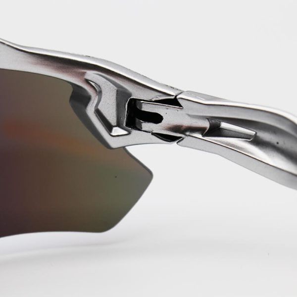 عکس از عینک آفتابی ورزشی اوکلی oakley نیم فریم و نقره ای و لنز آینه ای چند رنگ مدل kl9208