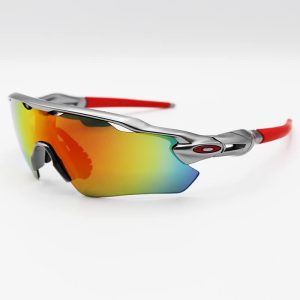 عکس از عینک ورزشی اوکلی Oakley نیم فریم و نقره ای و لنز جیوه ای چند رنگ مدل KL9208