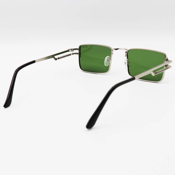 عکس از عینک آفتابی گوچی با فریم نقره ای رنگ، مستطیلی شکل، لنز سبز و دسته فنردار مدل fan01