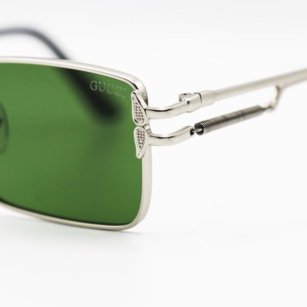 عکس از عینک آفتابی گوچی با فریم نقره ای رنگ، مستطیلی شکل، لنز سبز و دسته فنردار مدل fan01