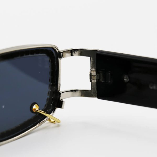 عکس از عینک آفتابی پیرسینگ دار، با فریم مستطیلی شکل، نگین دار، نقره ای gentle monster مدل gw003