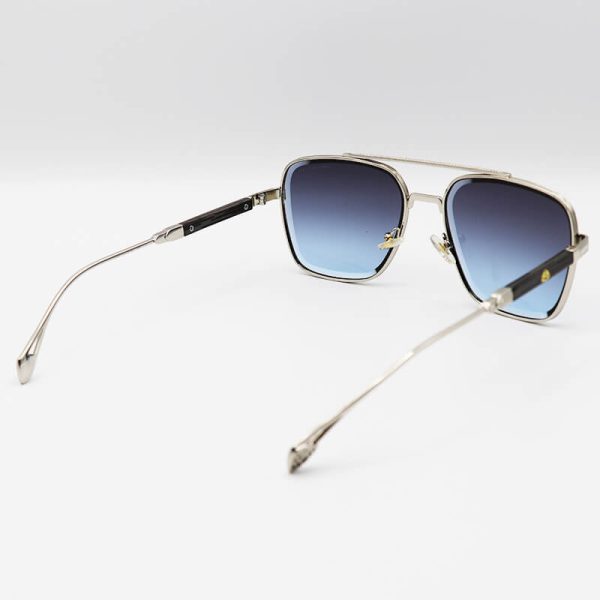 عکس از عینک آفتابی maybach با فریم فلزی، نقره ای رنگ، مربعی شکل و عدسی دودی مدل 9008