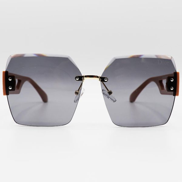 عکس از عینک آفتابی زنانه dior با دسته کرمی رنگ، عدسی دودی تیره، مربعی و فریم لس مدل 23041