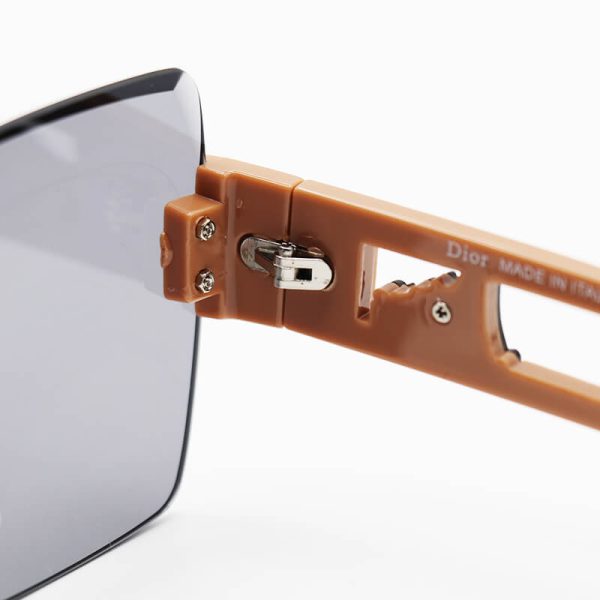 عکس از عینک آفتابی زنانه dior با دسته کرمی رنگ، عدسی دودی تیره، مربعی و فریم لس مدل 23041