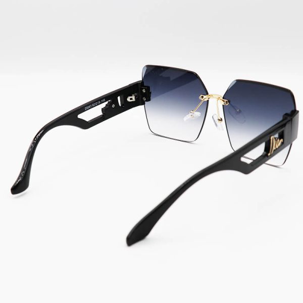 عکس از عینک آفتابی زنانه بدون فریم با دسته مشکی رنگ، لنز دودی هایلایت و مربعی دیور مدل 23041
