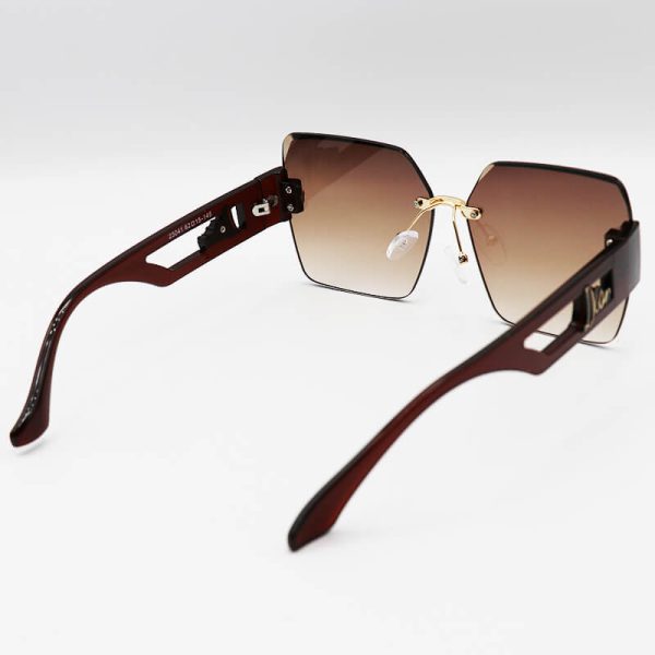 عکس از عینک آفتابی زنانه فریملس با دسته قهوه ای رنگ، لنز قهوه ای سایه روشن و مربعی دیور مدل 23041