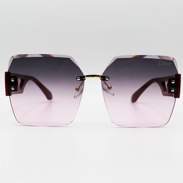 عکس از عینک آفتابی بدون فریم با دسته زرشکی رنگ زنانه، لنز دو رنگ و سایه روشن دیور مدل 23041