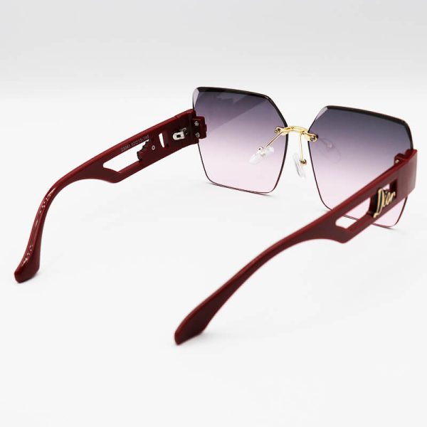 عکس از عینک آفتابی بدون فریم با دسته زرشکی رنگ زنانه، لنز دو رنگ و سایه روشن دیور مدل 23041