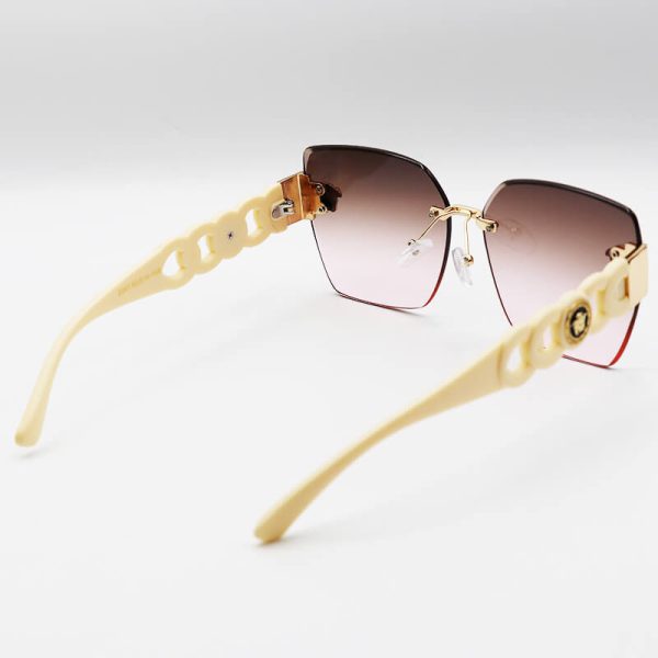 عکس از عینک آفتابی فریملس زنانه با دسته کرمی و لنز قهوه‌ای سایه روشن versace مدل 2241