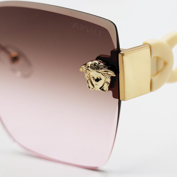 عکس از عینک آفتابی فریملس زنانه با دسته کرمی و لنز قهوه‌ای سایه روشن versace مدل 2241