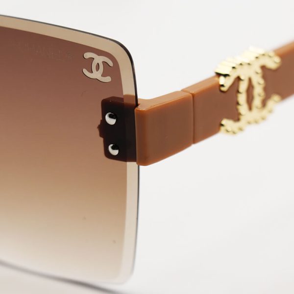 عکس از عینک آفتابی مربعی شکل chanel با دسته قهوه ای، فریم لس و لنز قهوه‌ای هایلایت مدل 23051