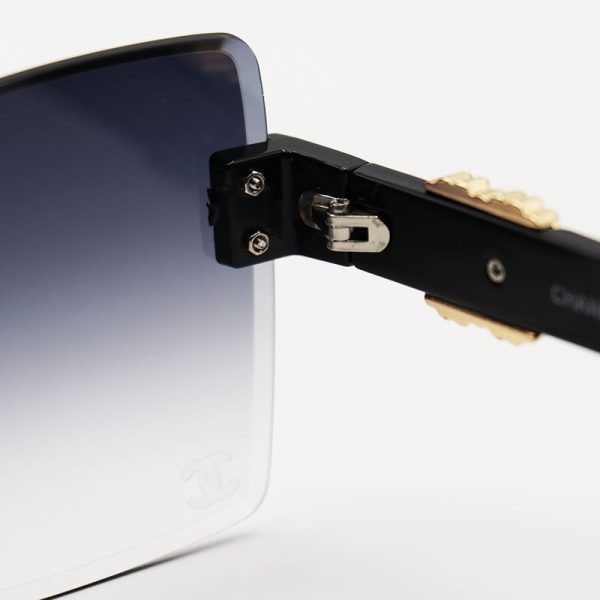 عکس از عینک آفتابی مربعی شکل با دسته مشکی رنگ، فریم لس و لنز دودی هایلایت شنل مدل 23051