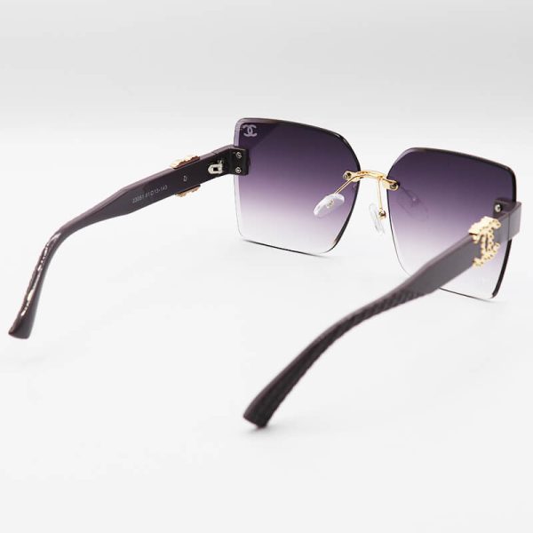 عکس از عینک آفتابی مربعی شنل با دسته خاکستری رنگ، فریم لس و لنز دودی هایلایت مدل 23051