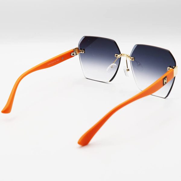 عکس از عینک آفتابی زنانه با دسته نارنجی، فریملس، مربعی شکل و لنز دودی هایلایت hermes مدل 2240