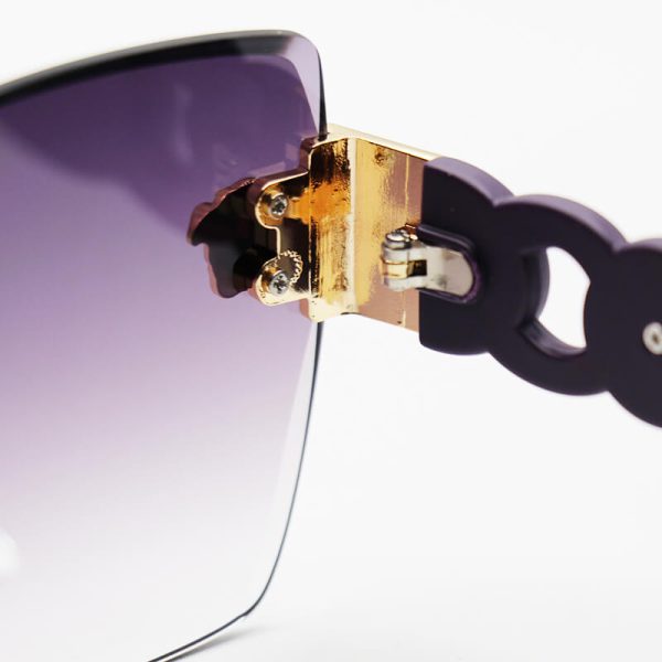 عکس از عینک آفتابی زنانه فریملس با دسته بنفش رنگ و لنز دودی سایه روشن ورساچه مدل 2241