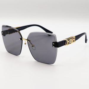 عکس از عینک آفتابی زنانه مربعی با دسته سرمه ای رنگ، بدون فریم و لنز دودی تیره CHANEL مدل 23040