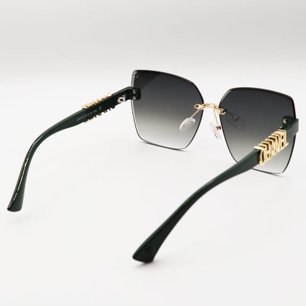 عکس از عینک آفتابی زنانه با دسته سبز، مربعی، بدون فریم و لنز سبز سایه روشن chanel مدل 23040