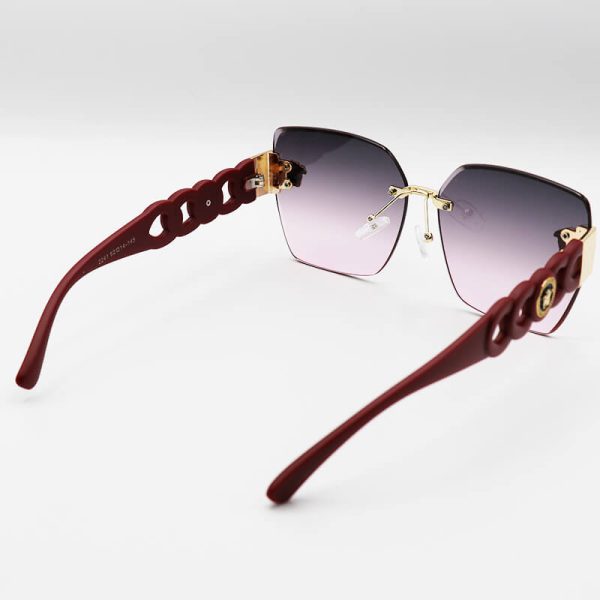 عکس از عینک آفتابی زنانه مربعی با دسته قرمز، طرح دار و لنز دو رنگ versace مدل 2241
