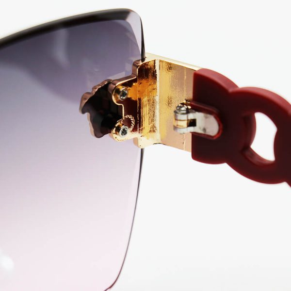 عکس از عینک آفتابی زنانه مربعی با دسته قرمز، طرح دار و لنز دو رنگ versace مدل 2241