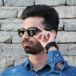 عکس از عینک آفتابی Ray-Ban با فریم ویفرر و عدسی سایز کوچک و شیشه ای مدل RB2140-901 بر روی صورت محمدحسین ابراهیم زاده