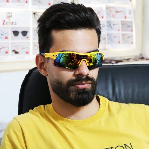 عکس از عینک آفتابی ورزشی اوکلی OAKLEY نیم فریم مدل 9164 بر روی صورت محمدحسین ابراهیم زاده