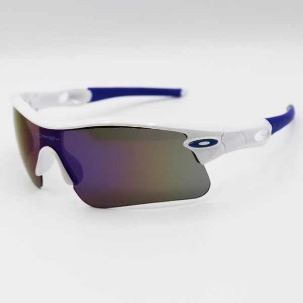 عکس از عینک ورزشی اوکلی oakley نیم فریم و سفید با عدسی آینه ای آبی رنگ مدل 9164
