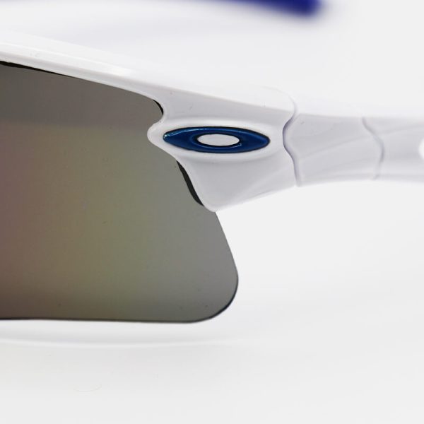 عکس از عینک ورزشی اوکلی oakley نیم فریم و سفید با عدسی آینه ای آبی رنگ مدل 9164